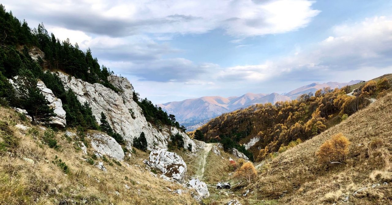 Дорога на багги в горе Джентау над Рожкао